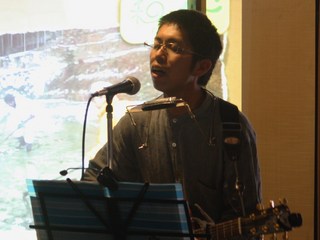 茶畑を語る健一君.JPG